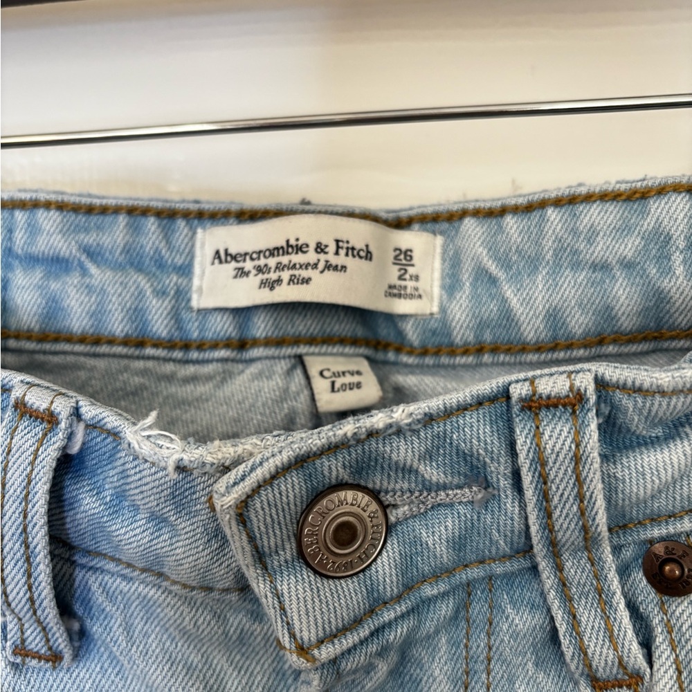 Abercrombie and Fitch High Rise 90s Relaxed Jean Curve Love - Picture 2 of 4